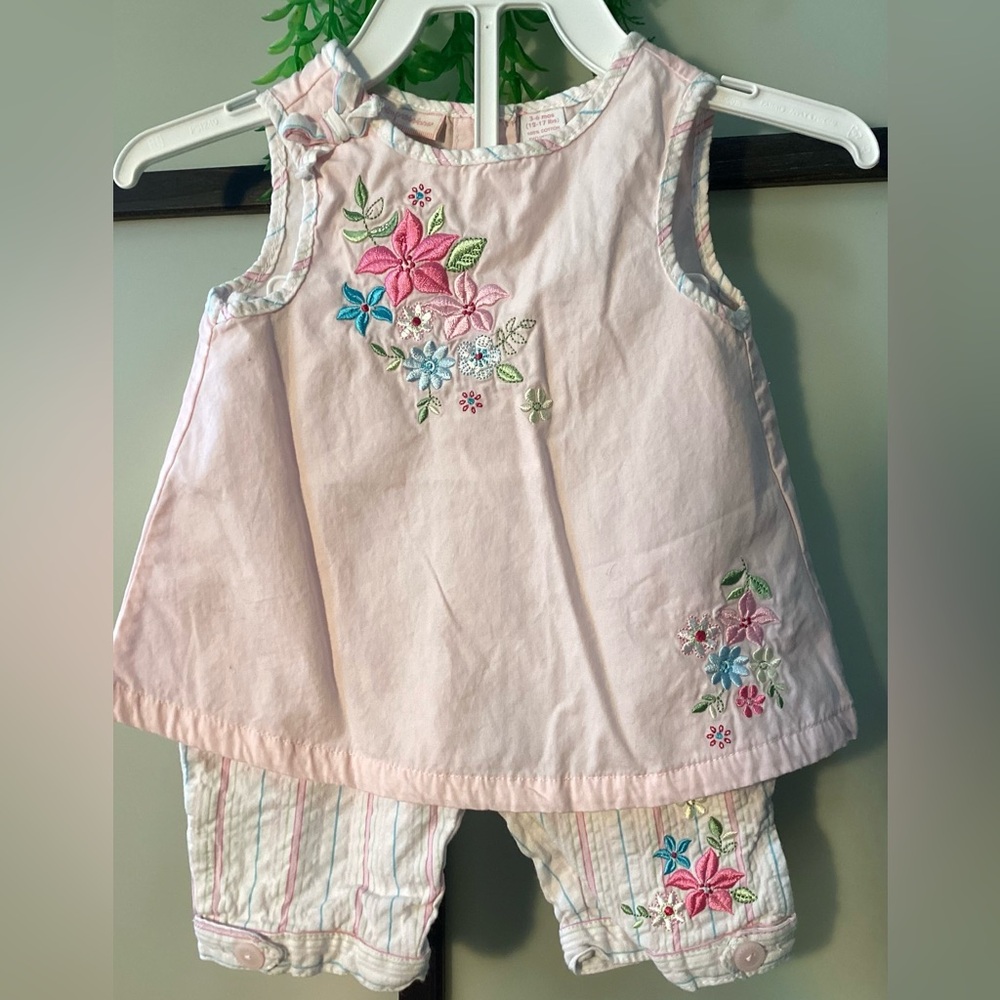 2 pieces embroidered top & bermuda. Size 3-6 mo